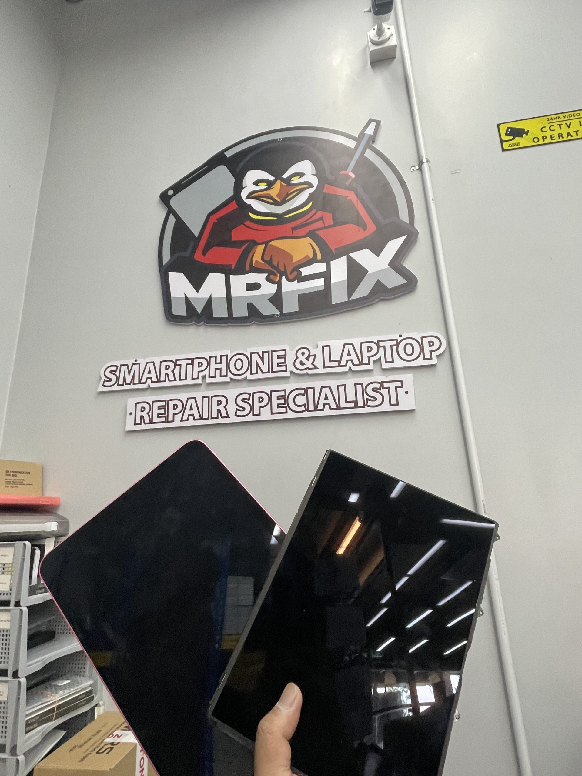 Peranti pelanggan diperiksa di MRFIX Kota Warisan