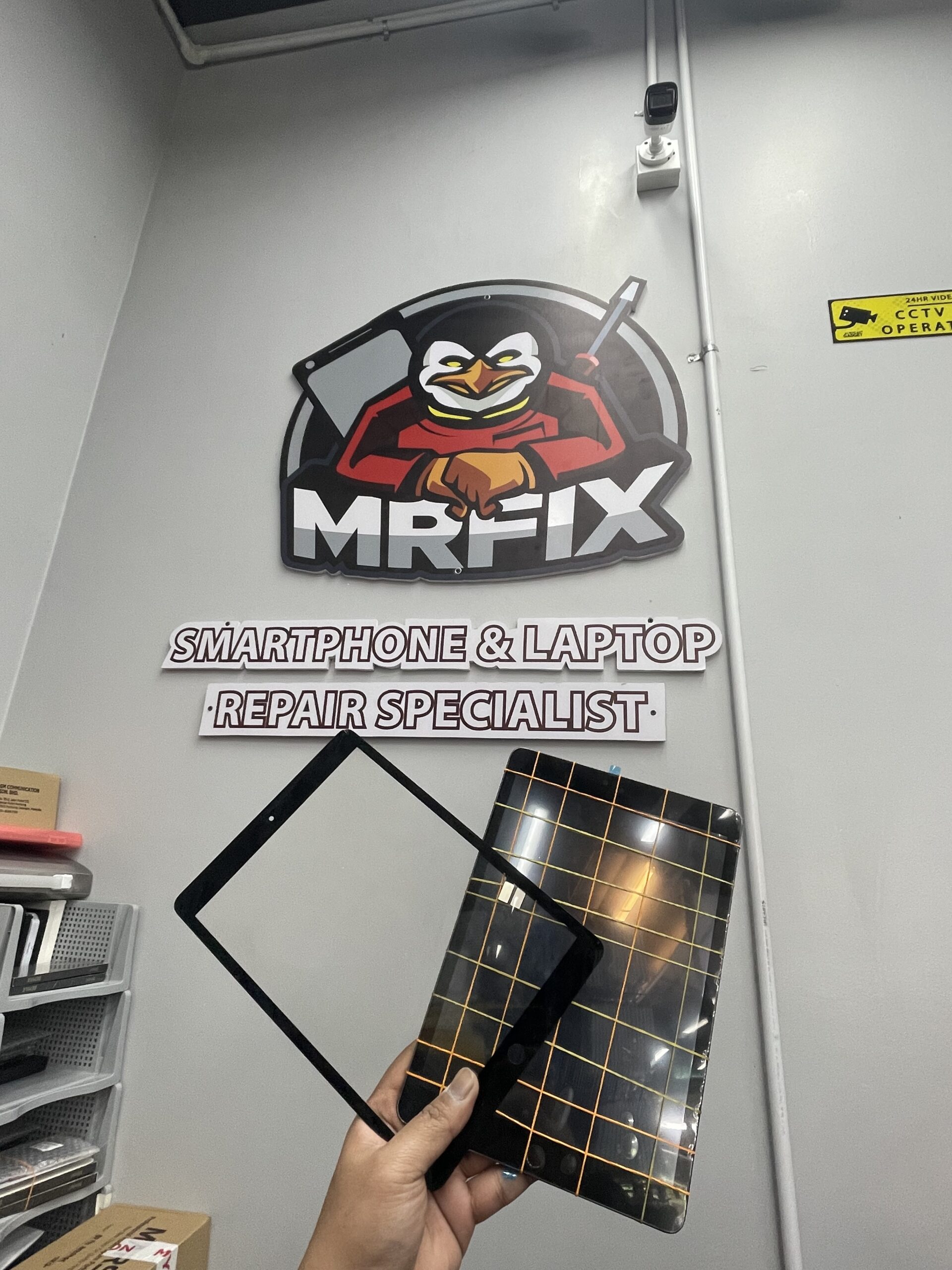 Pemeriksaan skrin di kedai repair phone Kota Warisan