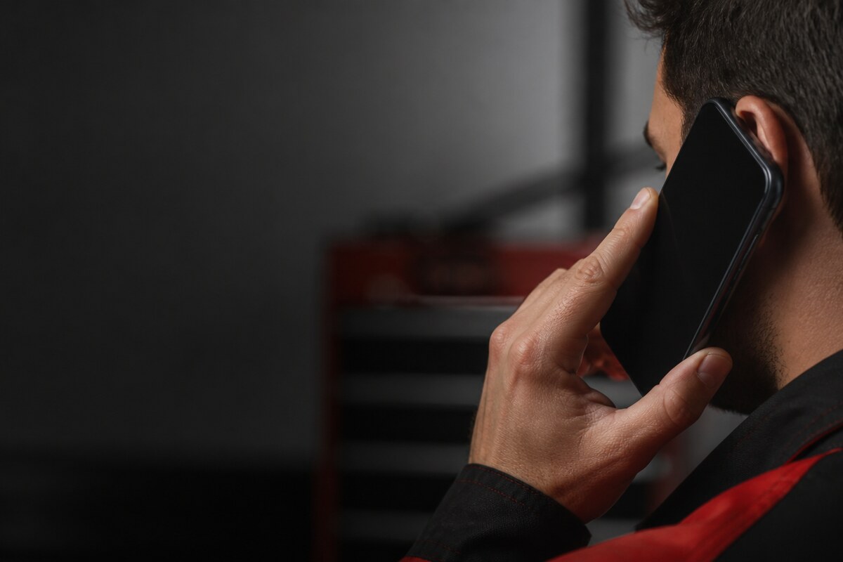 Pemeriksaan kawasan sensor berhampiran earpiece telefon