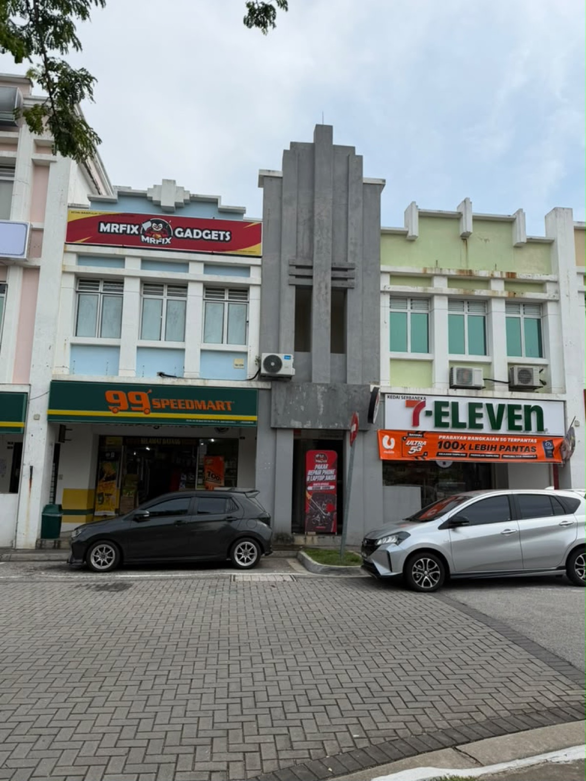 MRFIX Putrajaya smartphone and laptop repair shop above 99 Speedmart in Presint 8