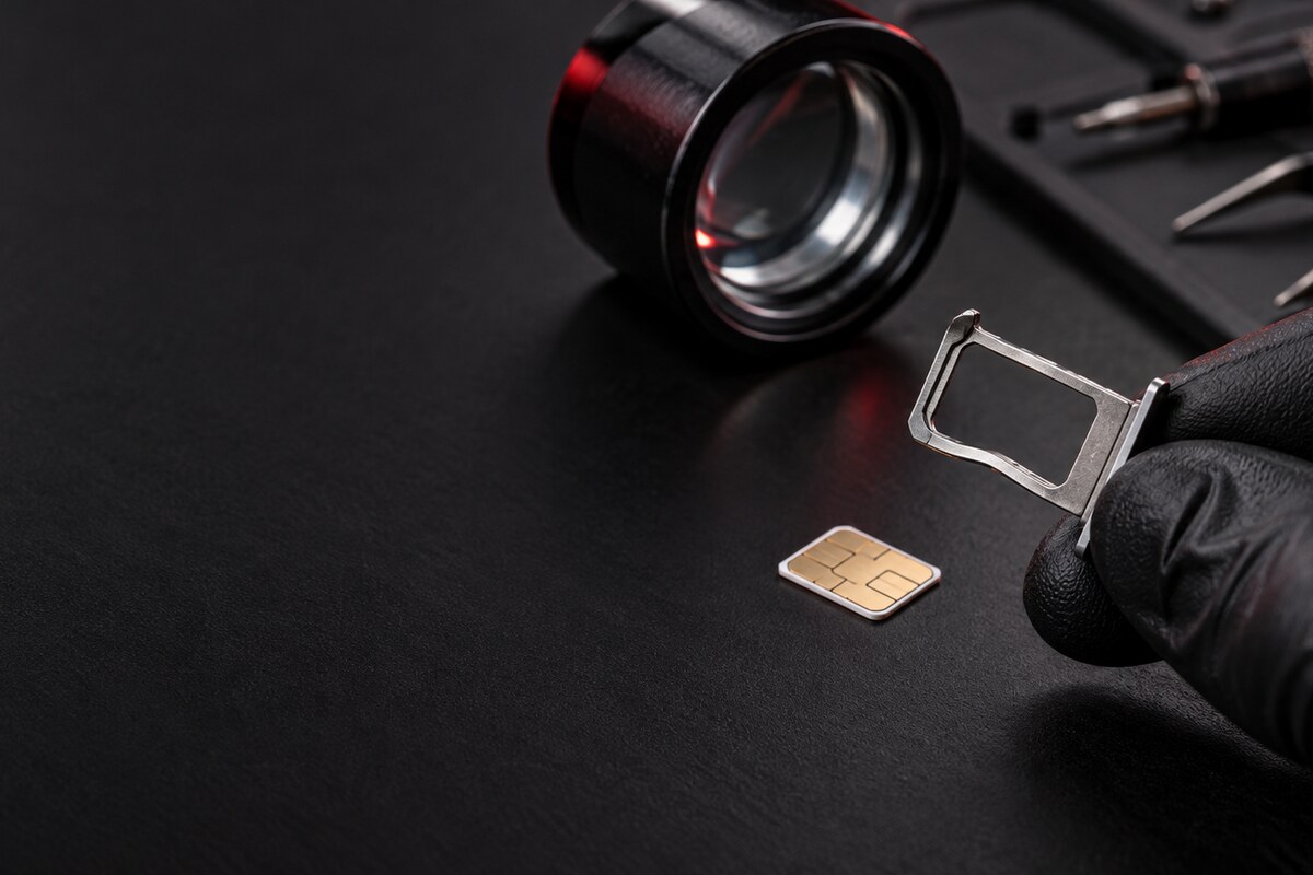 Semakan penjajaran kad SIM, tray dan slot telefon